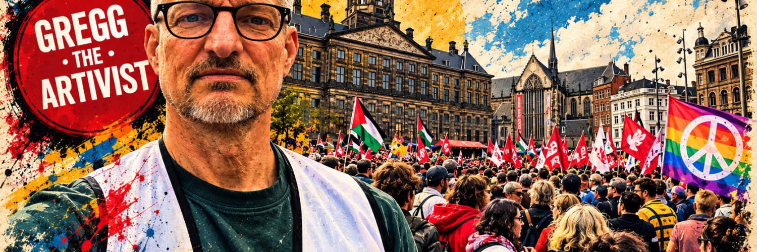 Peace and naivety: Editorial illustration of Gregg the Artivist wearing a De Nieuwe Vredesbeweging vest at the National Peace Protest in Amsterdam’s Dam Square, surrounded by a large crowd, peace flags and historic Amsterdam buildings.